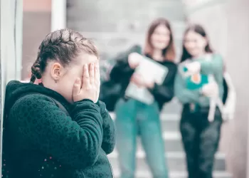 Akran Zorbalığı: Belirtiler, Nedenler ve Ebeveynler İçin Çözüm Yolları