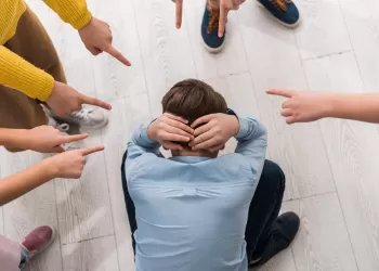 Akran Zorbalığıyla Baş Etmenin Yolları: Ailelerin ve Okulların Rolü