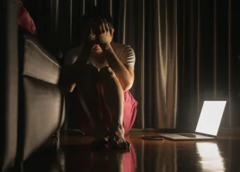 Yetişkinlerde Sosyal Fobi: Belirtileri, Nedenleri ve Tedavisi