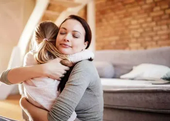 Anneye Bağımlılık: Sağlıklı Sınırlar Koyma ve Özgürleşme Rehberi