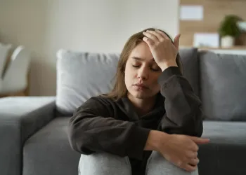 Anksiyetesi Olan Biri Nasıl Davranır? (Gözlemlenebilir 10 Davranış ve Nedenleri)