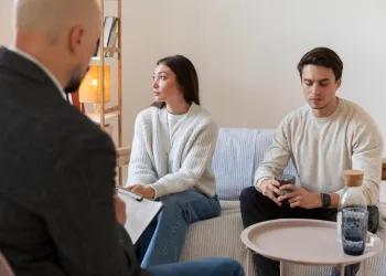 Kaygılı-Kaçıngan Bağlanma: Nedir, Belirtileri ve İyileşme Yolları