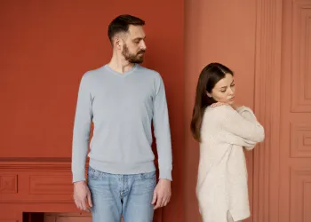 Gaslighting Nedir: Duygusal Manipülasyonun 7 Kritik İşareti