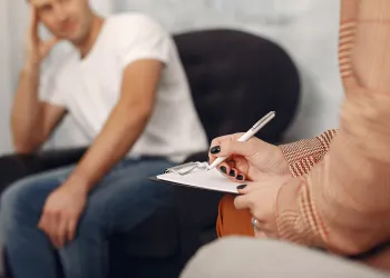 Terapide İlk Seans Nasıl Olmalı? (Beklentiler, İpuçları ve Adım Adım Rehberiniz)