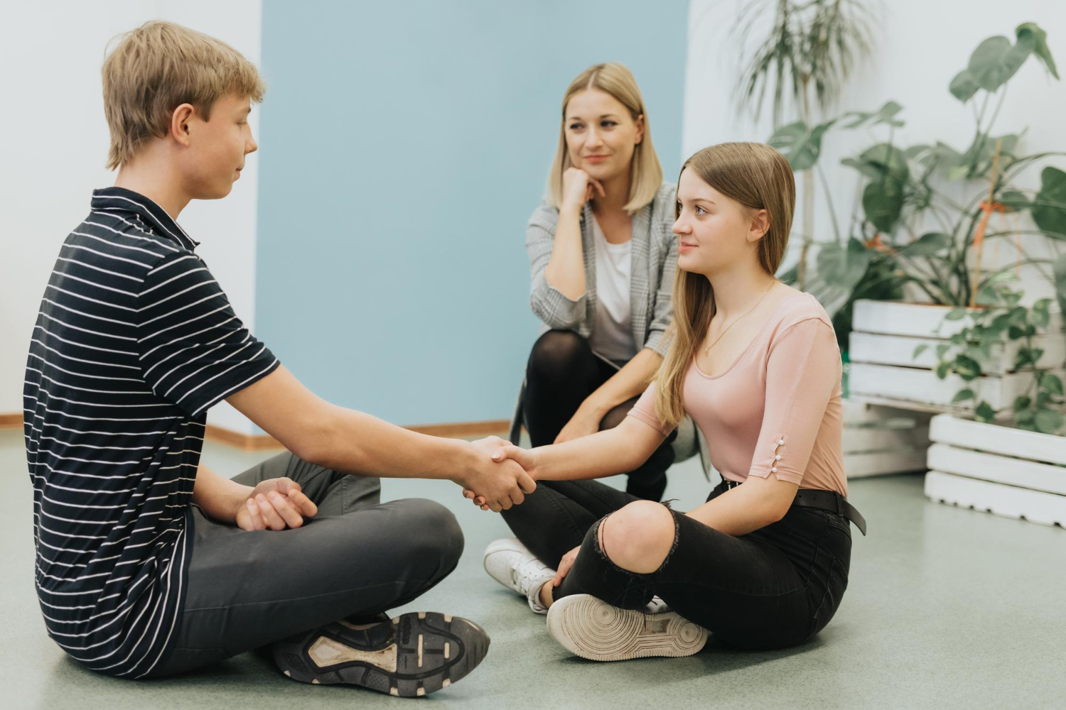 Psikolog eşliğinde ergenler arasında güven ve iletişim odaklı terapi çalışması