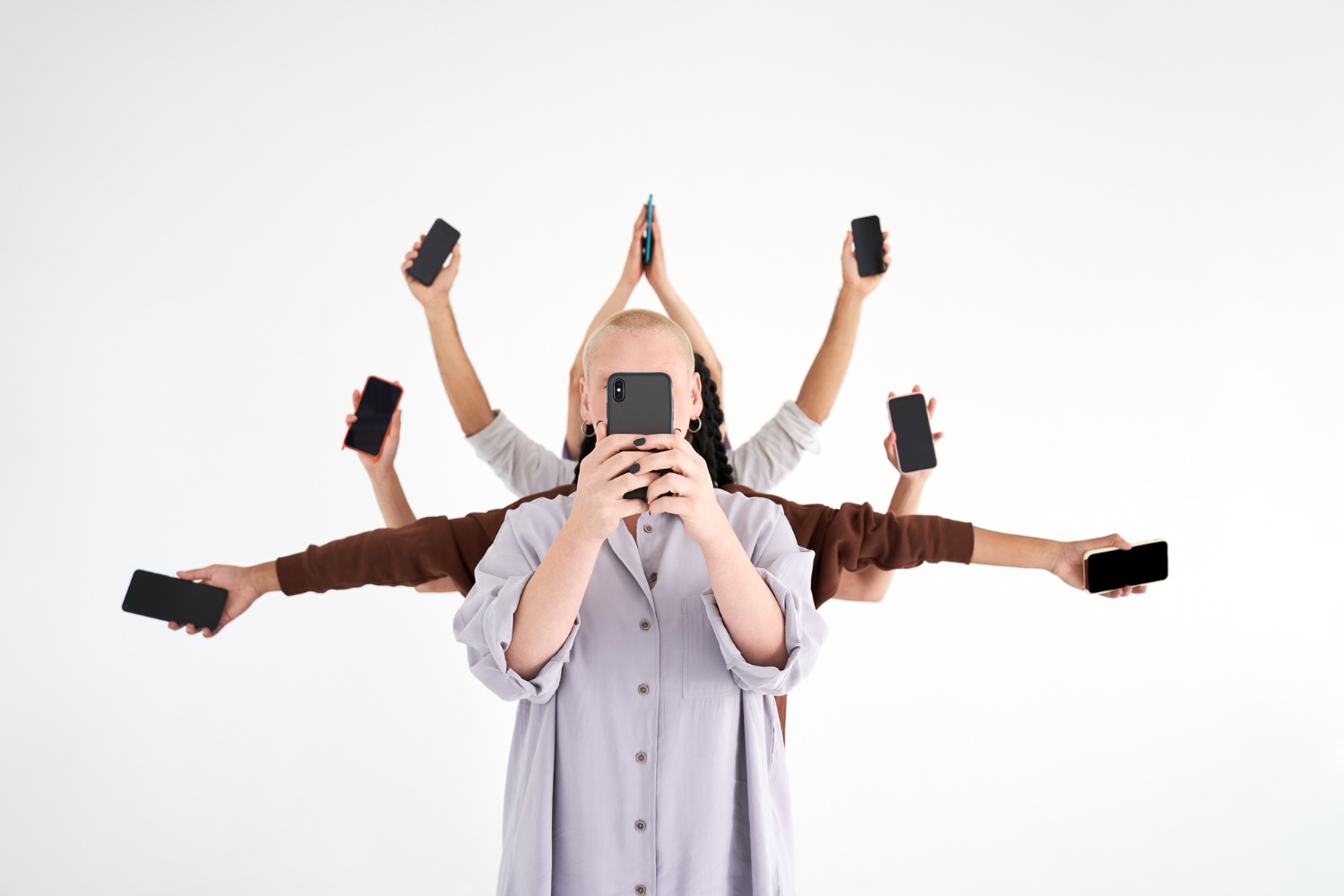 Aynı anda birden fazla dijital uyaranla meşgul olan birey, çapraz bağımlılık ve teknoloji bağımlılığı arasındaki ilişkiyi temsil eden görsel