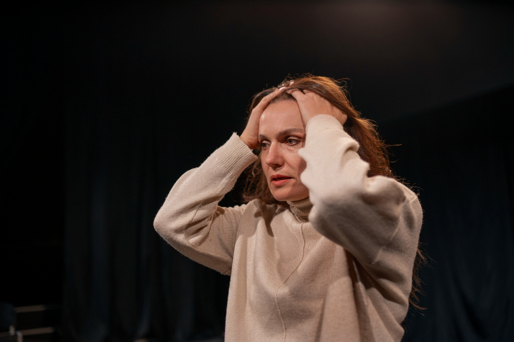 İki elin birbirine kenetlendiği, destek ve güven hissini yansıtan, modern ve sanatsal bir yakın çekim fotoğrafı.