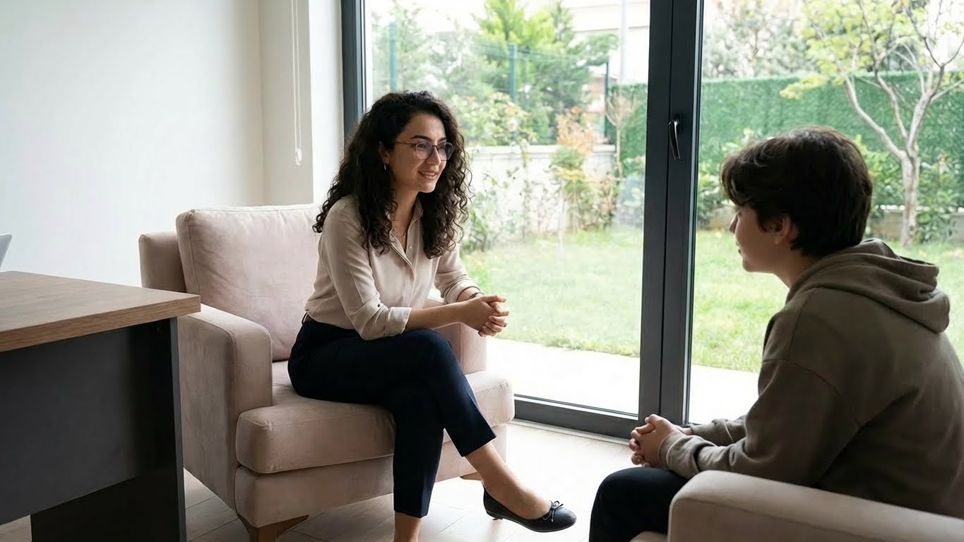 Ergenlik döneminde yaşanan en büyük problem nedir sorusuna klinik destek sunan psikolog.