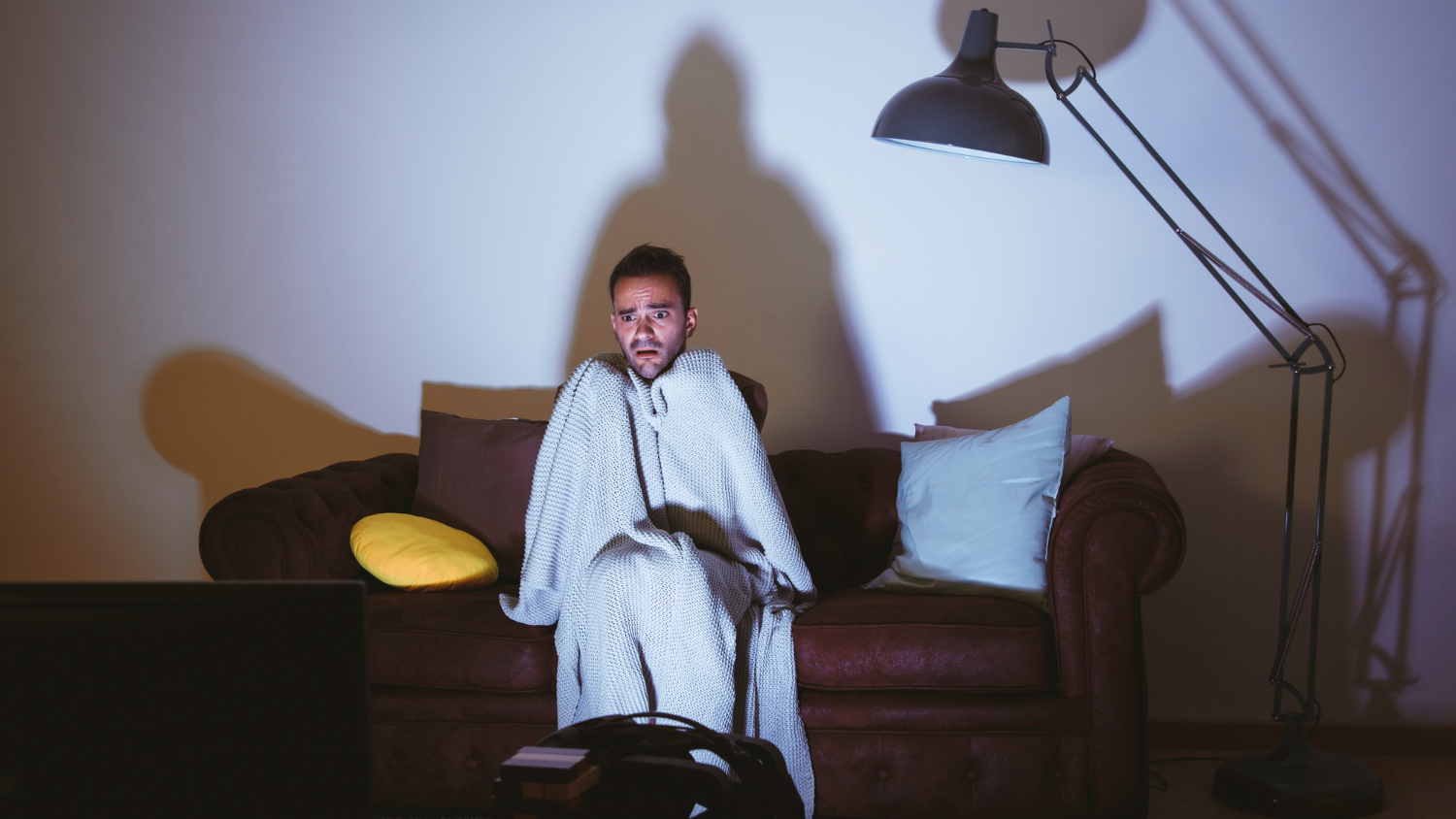 Özgül fobi yaşayan bireyin ani korku ve kaçınma tepkisi, fobi tetikleyicisiyle karşılaşma anını gösteren sahne