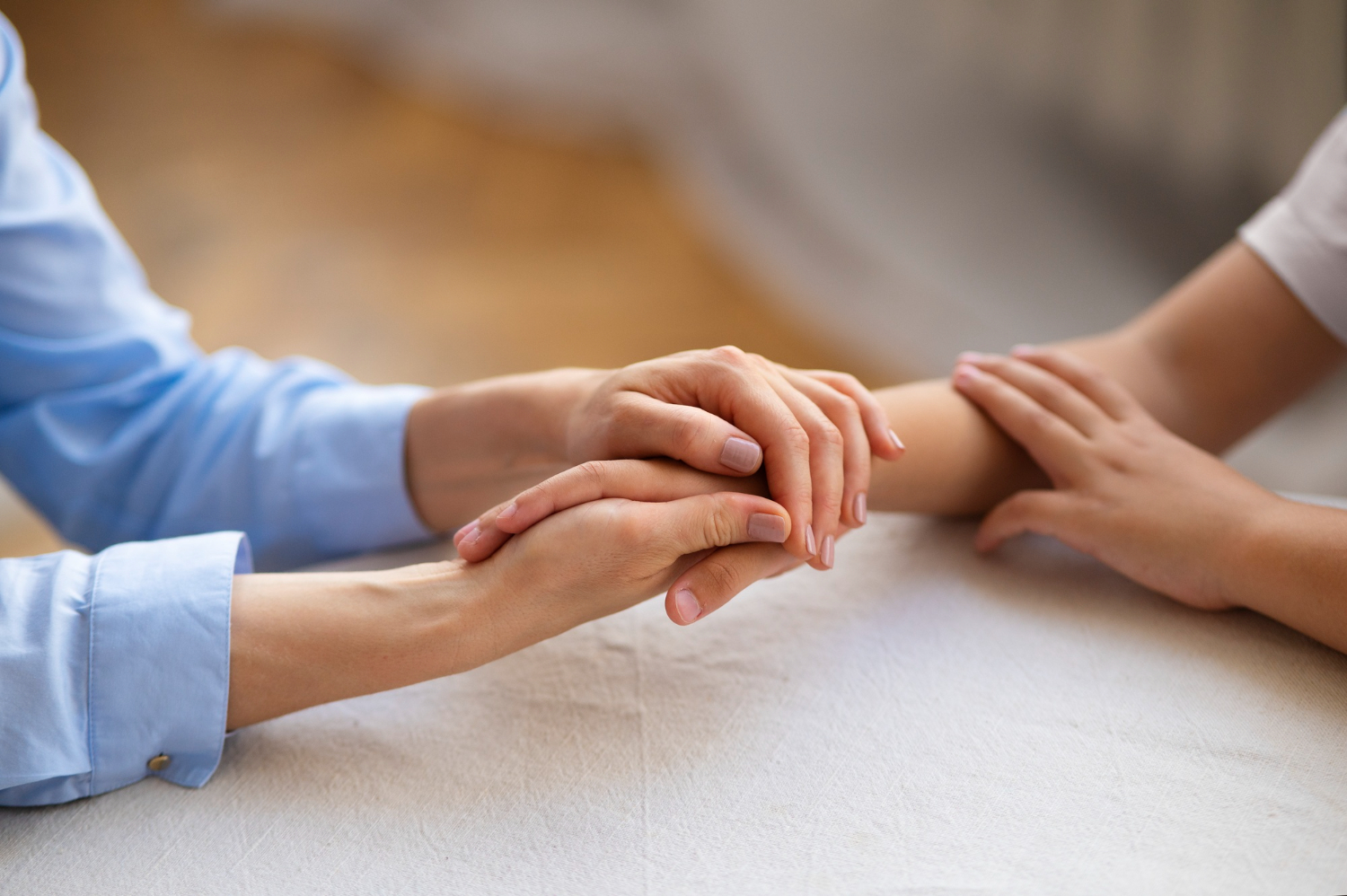 Psikolog ile danışan arasında kurulan güven ilişkisi, psikolojik destek sürecinin başlangıcını temsil eden terapi sahnesi