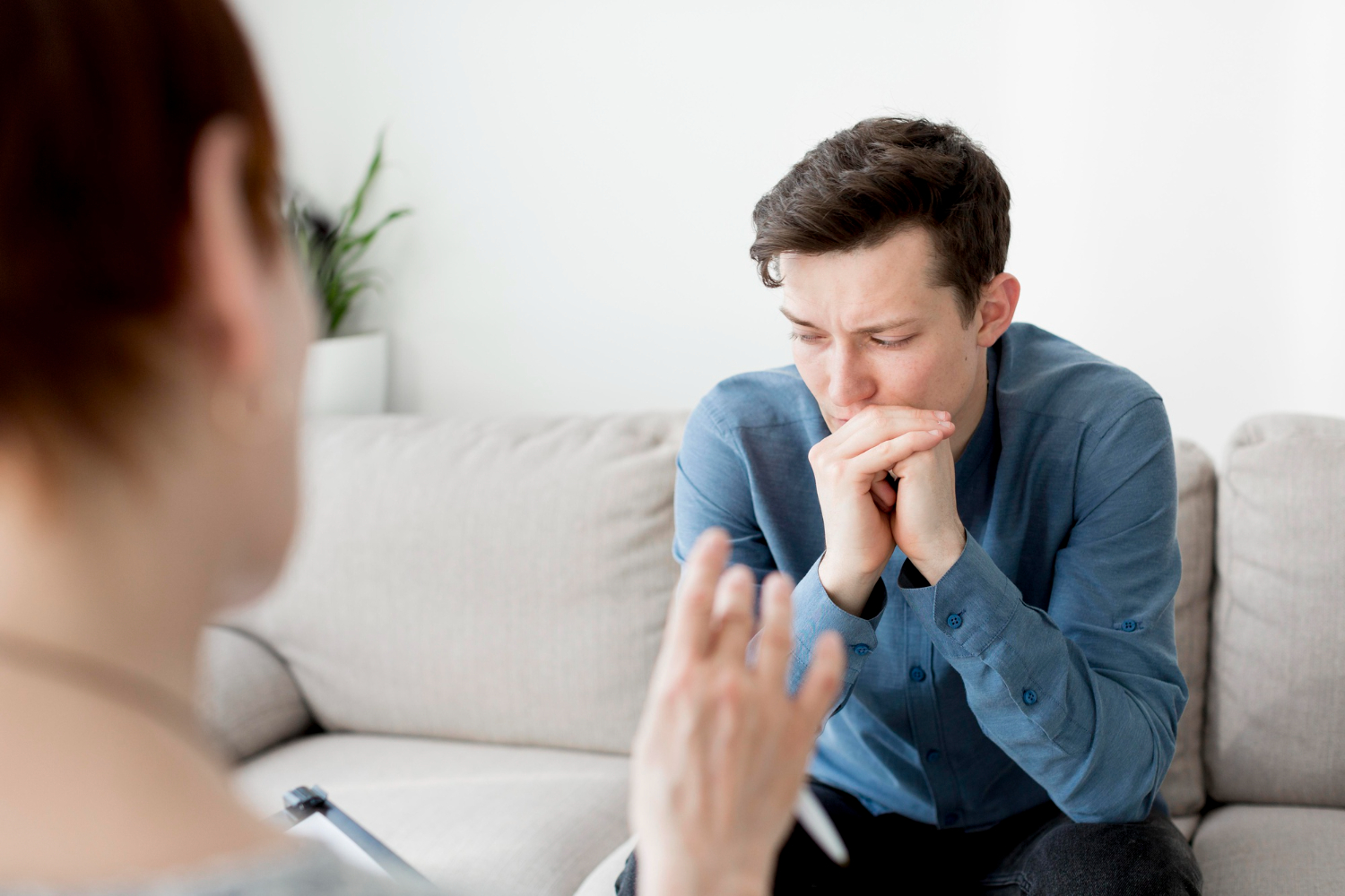 Şizofreni belirtileri yaşayan bireyin psikolog ile terapi sırasında yoğun düşüncelere dalmış hali
