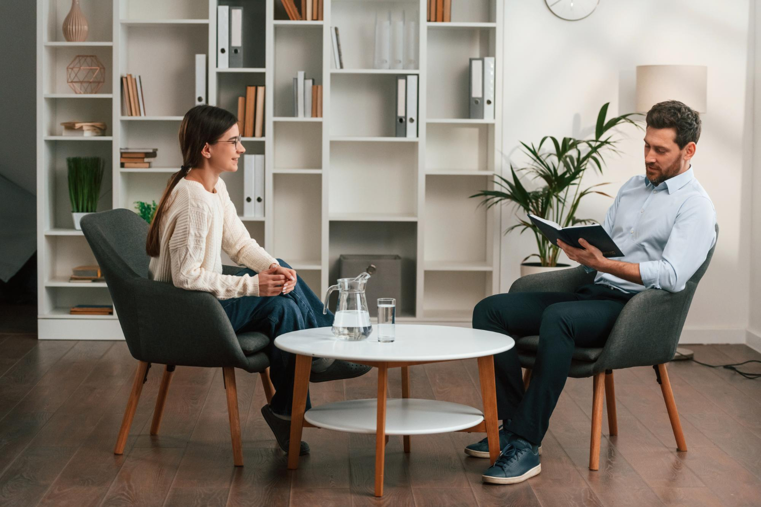 Psikoterapi sürecinde psikolog ile danışan arasında yapılan yüz yüze görüşme, ruh sağlığı sorunlarında ilk başvuru adımı