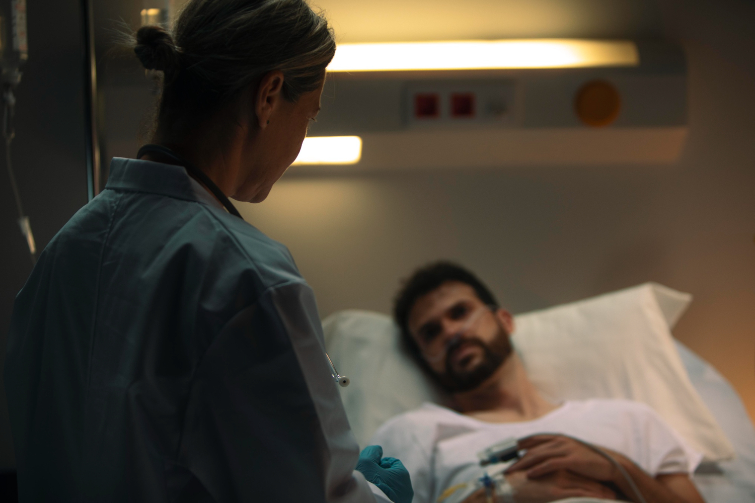 Hastanede yatan hastanın doktor tarafından değerlendirilmesi, fiziksel rahatsızlıklar için doktora başvurulması gereken durumları temsil eden sahne